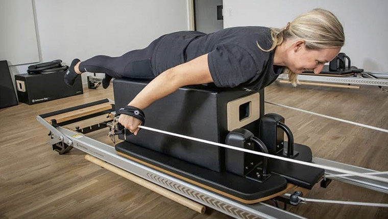 Kvinde i træningsmakine ansigtet nedad